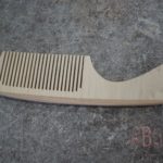 Peigne à manche bois denture moyenne